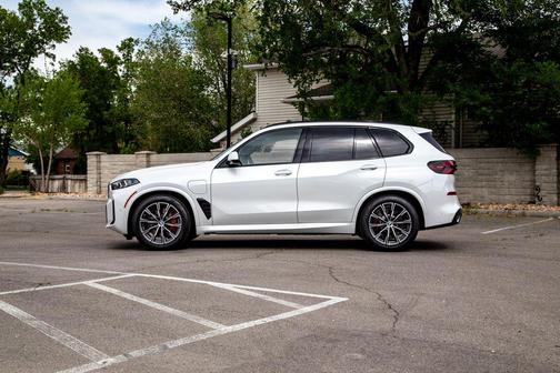 Mineral White Metallic 2026 BMW X5 PHEV xDrive50e