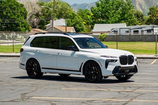 2023 BMW X7 M60i