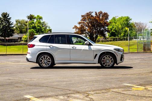 Mineral White Metallic 2023 BMW X5 xDrive40i
