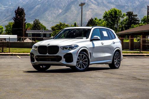 Mineral White Metallic 2023 BMW X5 xDrive40i