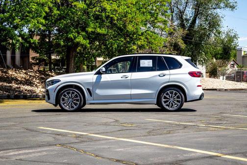 Mineral White Metallic 2023 BMW X5 xDrive40i