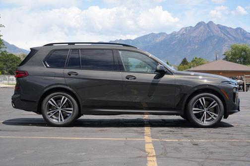 Dravit Grey Metallic 2027 BMW X7 xDrive40i
