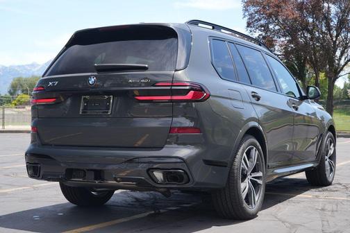 Dravit Grey Metallic 2027 BMW X7 xDrive40i