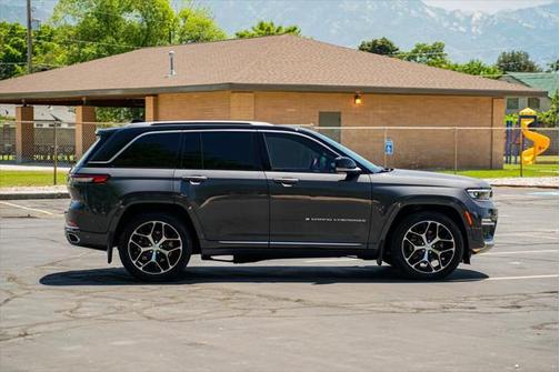 2022 Jeep Grand Cherokee Summit