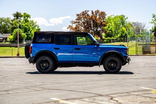 Velocity Blue Metallic 2021 Ford Bronco Black Diamond