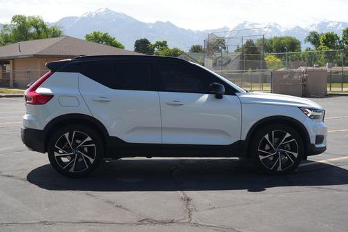 Crystal White 2019 Volvo XC40 T5 R-Design