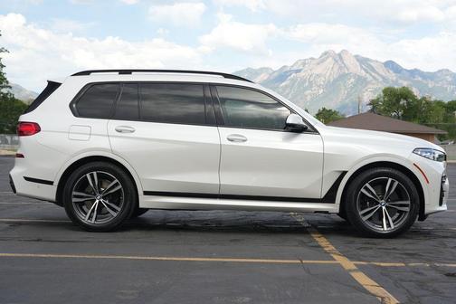Mineral White Metallic 2022 BMW X7 xDrive40i