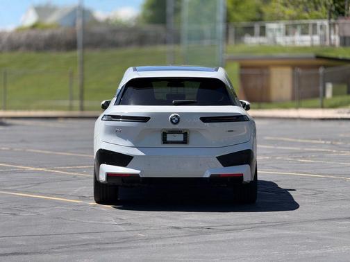 Mineral White Metallic 2025 BMW iX xDrive50