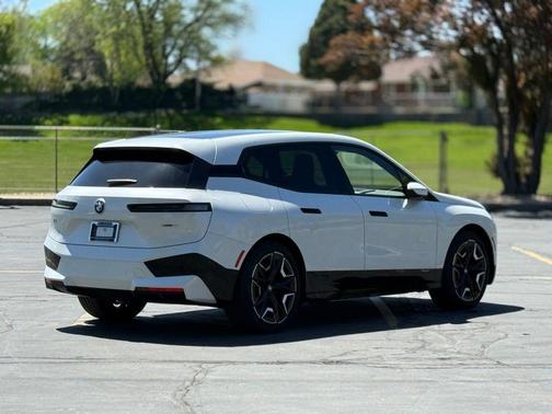 Mineral White Metallic 2025 BMW iX xDrive50