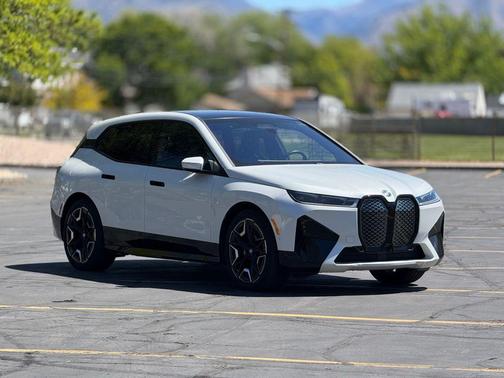 Mineral White Metallic 2025 BMW iX xDrive50