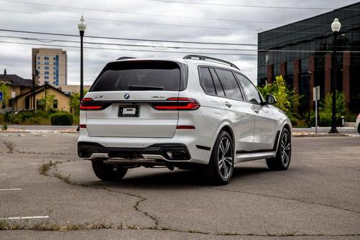 Mineral White Metallic 2026 BMW X7 xDrive40i