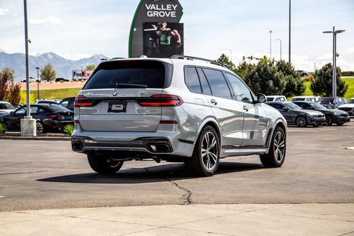 Brooklyn Grey Metallic 2026 BMW X7 xDrive40i