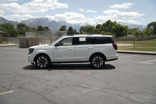 Star White Metallic Tri-Coat 2025 Ford Expedition Platinum