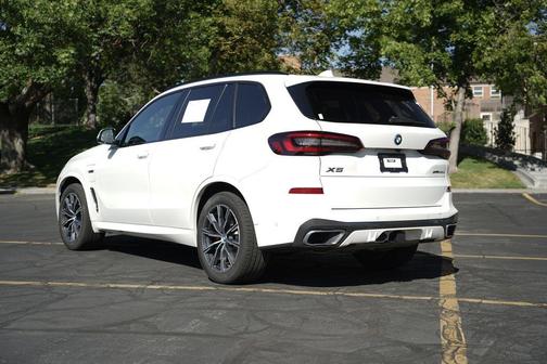 Alpine White 2022 BMW X5 PHEV xDrive45e