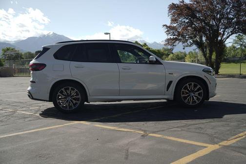 Alpine White 2022 BMW X5 PHEV xDrive45e