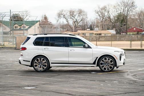 2023 BMW X7 M60i