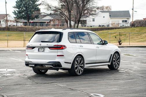 2023 BMW X7 M60i
