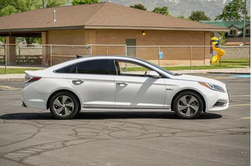 2017 Hyundai SONATA Hybrid Limited