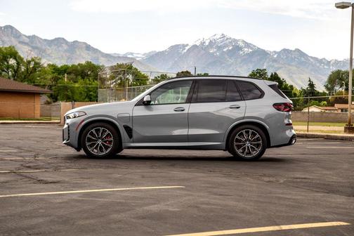 Brooklyn Grey Metallic 2026 BMW X5 xDrive50e
