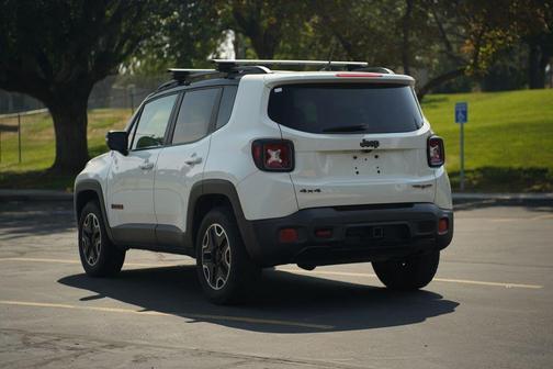 Alpine White 2017 Jeep Renegade Trailhawk