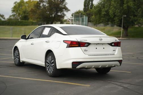 Pearl White Tricoat 2023 Nissan Altima 2.5 SV