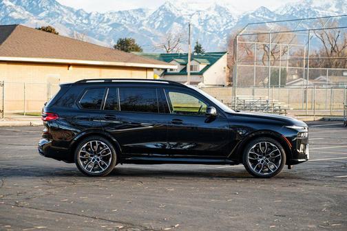 Black Sapphire Metallic 2025 BMW X7 M60i