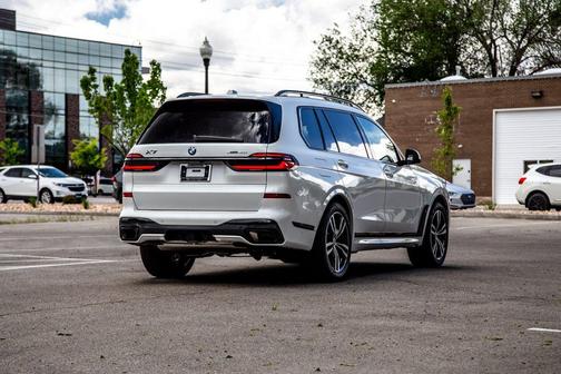 Mineral White Metallic 2026 BMW X7 xDrive40i