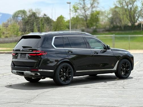Black Sapphire Metallic 2023 BMW X7 xDrive40i