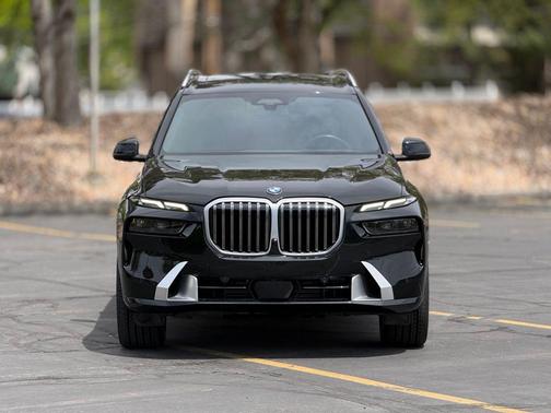 Black Sapphire Metallic 2023 BMW X7 xDrive40i