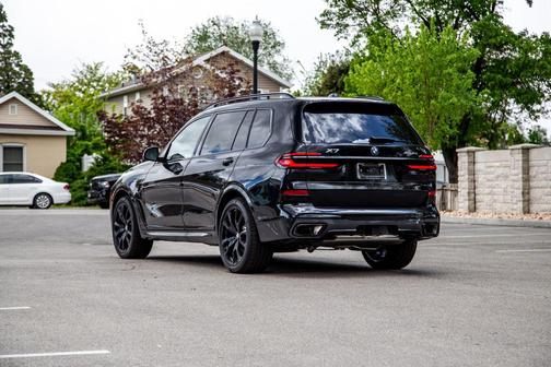 Black Sapphire Metallic 2026 BMW X7 xDrive40i
