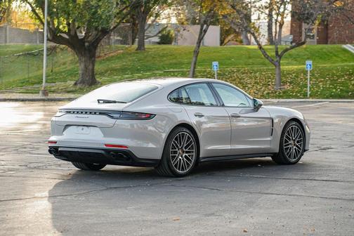 2023 Porsche Panamera 4 Platinum Edition