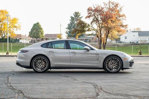 2023 Porsche Panamera 4 Platinum Edition