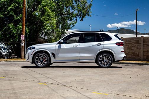 Mineral White Metallic 2026 BMW X5 xDrive40i