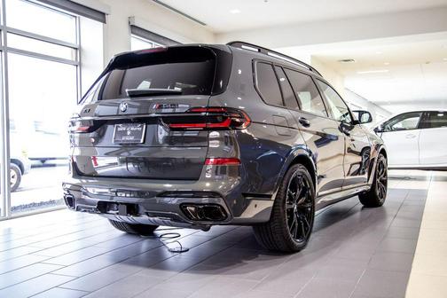 C36 2027 BMW X7 M60i