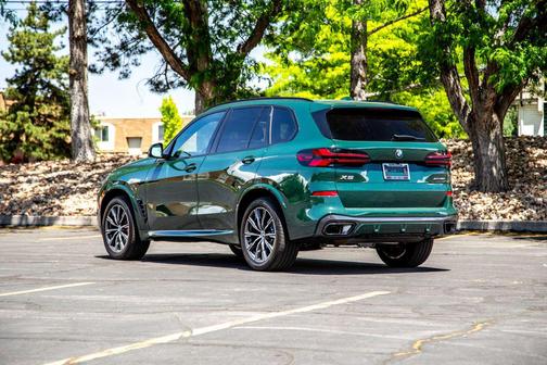 Manhattan Green Metallic 2026 BMW X5 xDrive40i