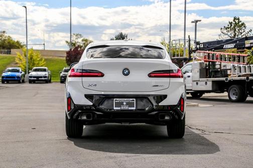 2025 BMW X4 xDrive30i