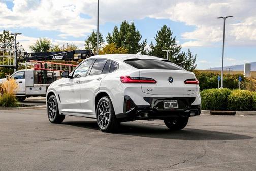 2025 BMW X4 xDrive30i