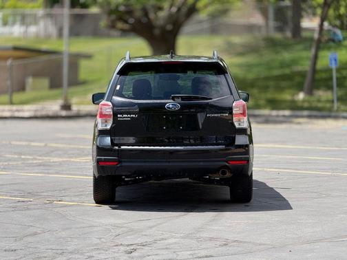 Crystal Black Silica 2018 Subaru Forester 2.5i Touring