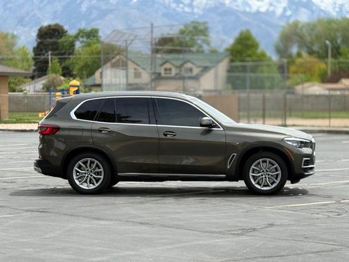 Manhattan Green Metallic 2023 BMW X5 PHEV xDrive45e