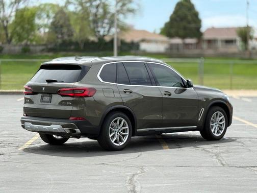 Manhattan Green Metallic 2023 BMW X5 PHEV xDrive45e
