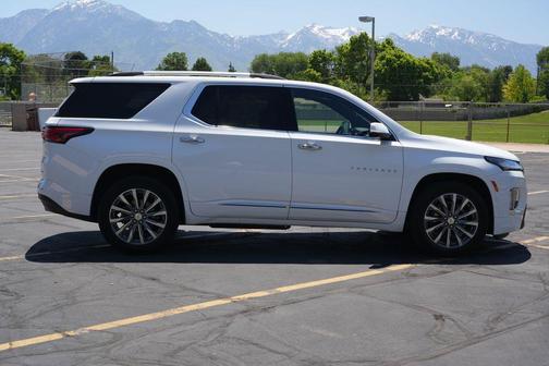 Summit White 2023 Chevrolet Traverse Premier