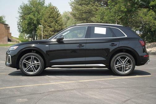 Mythos Black Metallic 2024 Audi Q5 e 55 S line Premium Plus