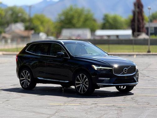 Onyx Black Metallic 2023 Volvo XC60 B5 Ultimate Bright Theme