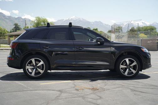 Mythos Black Metallic 2023 Audi Q5 45 S line Prestige