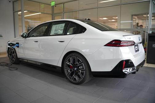 Mineral White Metallic 2027 BMW 550e 550e xDrive