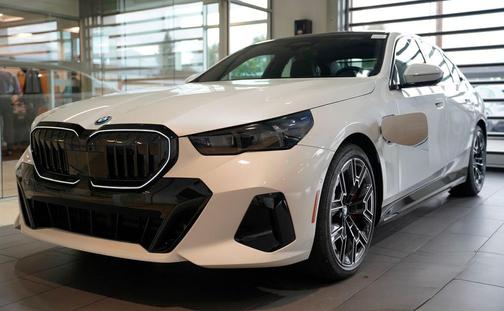 Mineral White Metallic 2027 BMW 550e 550e xDrive