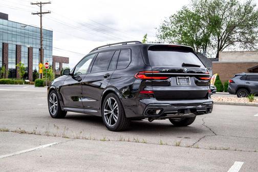 Black Sapphire Metallic 2026 BMW X7 xDrive40i