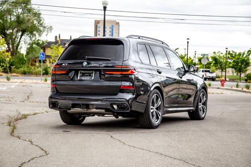 Black Sapphire Metallic 2026 BMW X7 xDrive40i