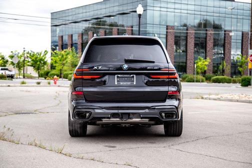 Black Sapphire Metallic 2026 BMW X7 xDrive40i