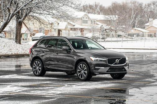 2022 Volvo XC60 B5 Momentum